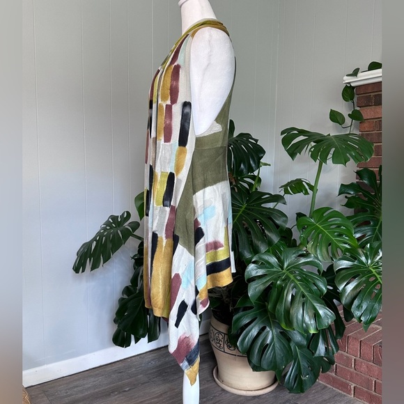 🛍️ Adore knit high low Vest with multi color great condition. - Picture 1 of 8